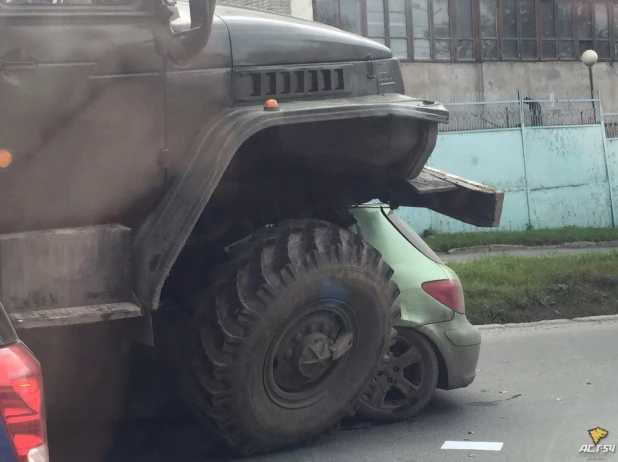 В Новосибирске военный тягач наехал на французский хэчбэк. 27 сентября 2017 года.