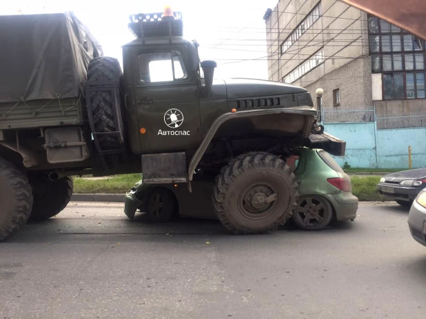  В Новосибирске военный тягач наехал на французский хэчбэк. 27 сентября 2017 года.