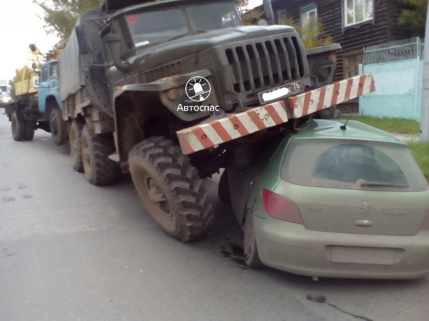  В Новосибирске военный тягач наехал на французский хэчбэк. 27 сентября 2017 года.