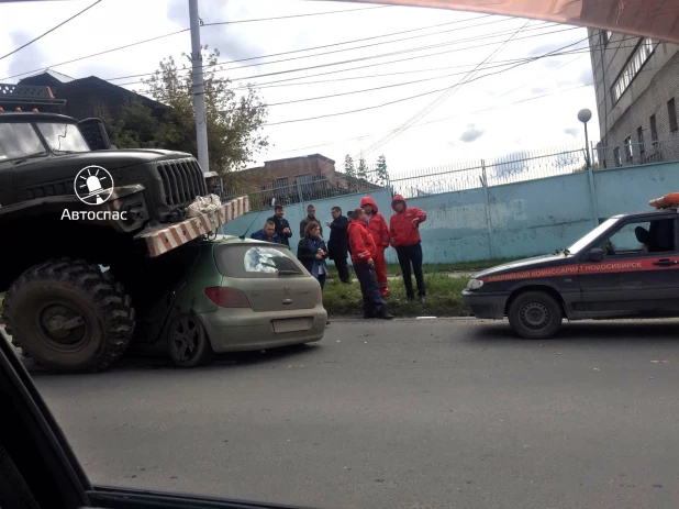  В Новосибирске военный тягач наехал на французский хэчбэк. 27 сентября 2017 года.