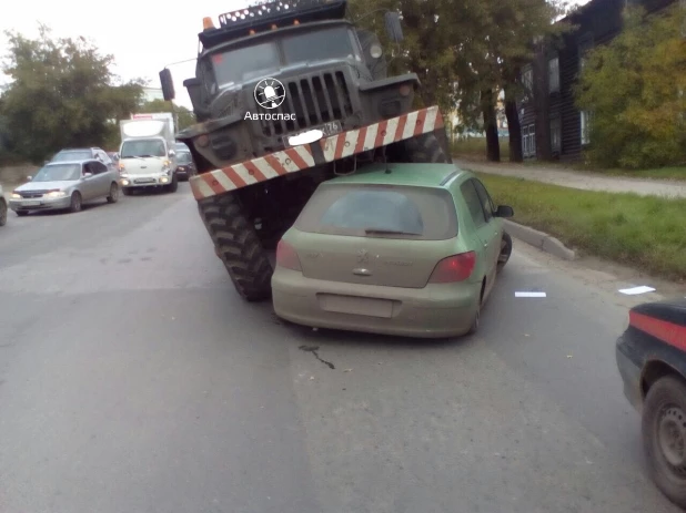  В Новосибирске военный тягач наехал на французский хэчбэк. 27 сентября 2017 года.