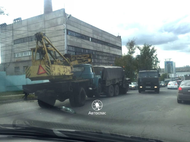  В Новосибирске военный тягач наехал на французский хэчбэк. 27 сентября 2017 года.