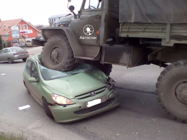  В Новосибирске военный тягач наехал на французский хэчбэк. 27 сентября 2017 года.