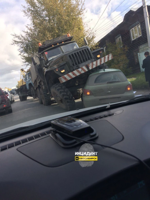 В Новосибирске военный тягач наехал на французский хэчбэк. 27 сентября 2017 года.