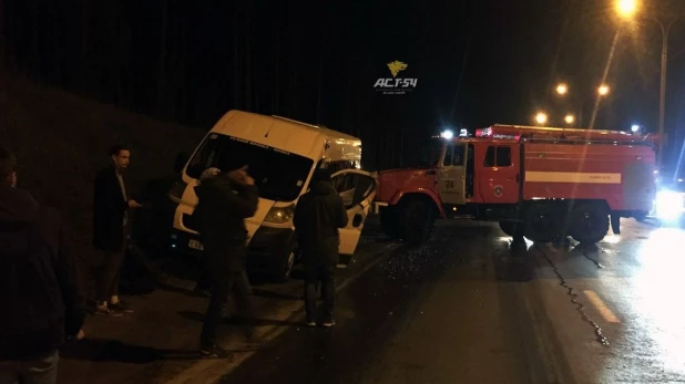 Под Новосибирском пожарная машина врезалась в маршрутное такси. 27 сентября 2017 года.