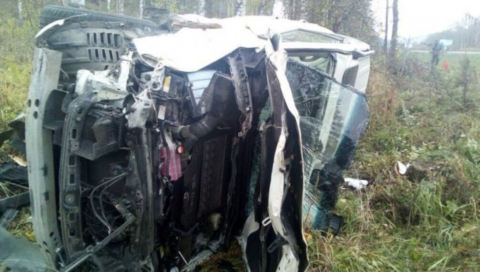 На Алтае после неудачного обгона опрокинулся автомобиль Toyota Land Cruiser.