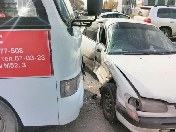 В центре Барнаула столкнулись маршрутка и легковой автомобиль.