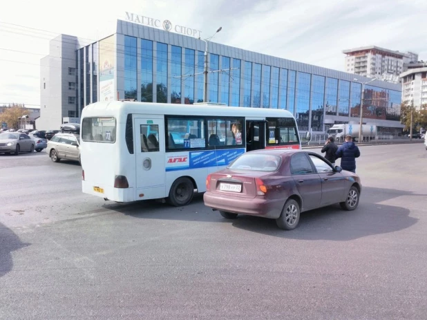 В центре Барнаула столкнулись маршрутка и легковой автомобиль.