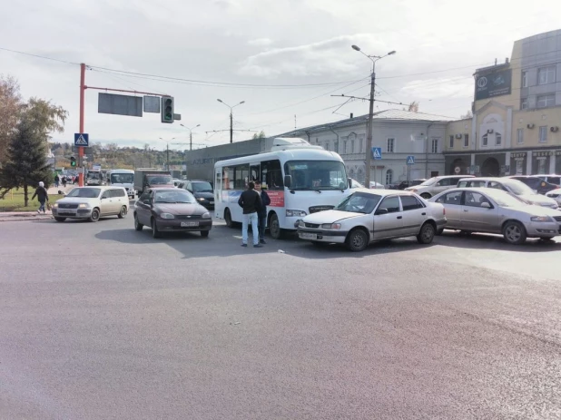 В центре Барнаула столкнулись маршрутка и легковой автомобиль.