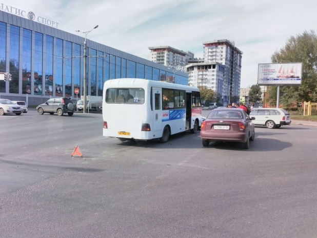 В центре Барнаула столкнулись маршрутка и легковой автомобиль.