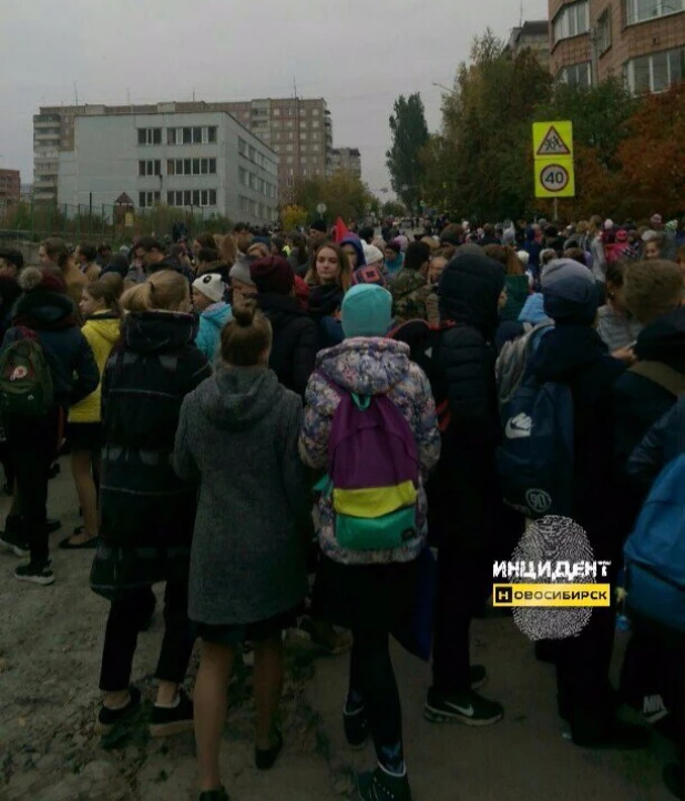 В Новосибирске из-за телефонных террористов эвакуируют людей из десятков зданий.