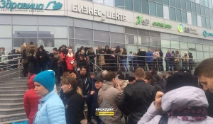 В Новосибирске из-за телефонных террористов эвакуируют людей из десятков зданий.