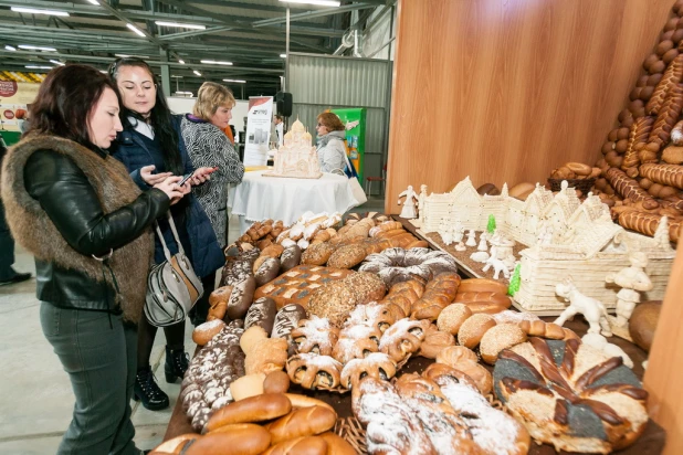 В Барнауле открылась выставка "Пекарь и кондитер". 28 сентября 2017 года.