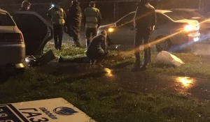 Иномарка врезалась в стелу заправки