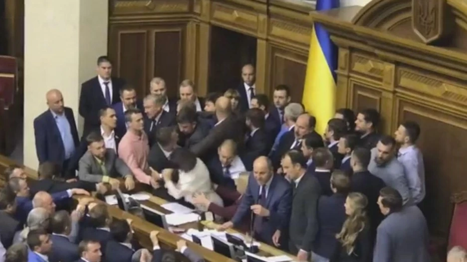 Украинские депутаты подрались из-за законопроекта о Донбассе.