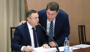 Андрей Солодилов (слева) не стал отвечать на вопрос, будет ли действующий мэр Сергей Дугин (справа) подавать документы на главу города.