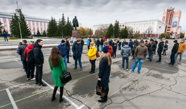 Флешмоб барнаульских студентов в честь дня рождения Владимира Путина.