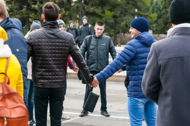 Флешмоб барнаульских студентов в честь дня рождения Владимира Путина.