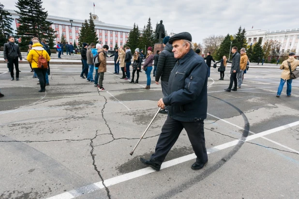 Флешмоб барнаульских студентов в честь дня рождения Владимира Путина.