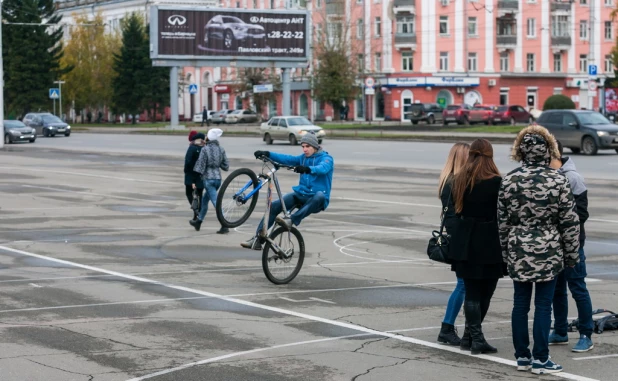 Флешмоб барнаульских студентов в честь дня рождения Владимира Путина.