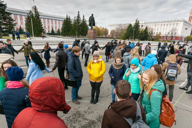 Флешмоб барнаульских студентов в честь дня рождения Владимира Путина.