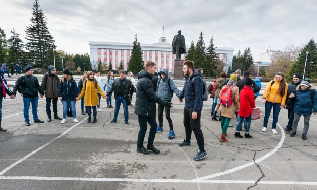 Флешмоб барнаульских студентов в честь дня рождения Владимира Путина.