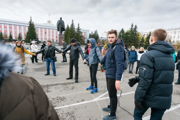 Флешмоб барнаульских студентов в честь дня рождения Владимира Путина.