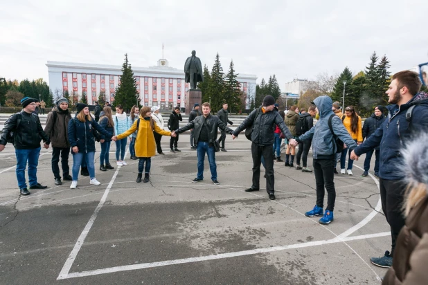 Флешмоб барнаульских студентов в честь дня рождения Владимира Путина.