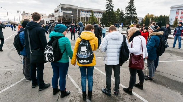 Флешмоб барнаульских студентов в честь дня рождения Владимира Путина.