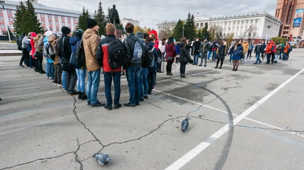 Флешмоб барнаульских студентов в честь дня рождения Владимира Путина.