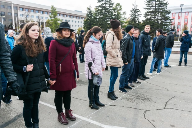 Флешмоб барнаульских студентов в честь дня рождения Владимира Путина.