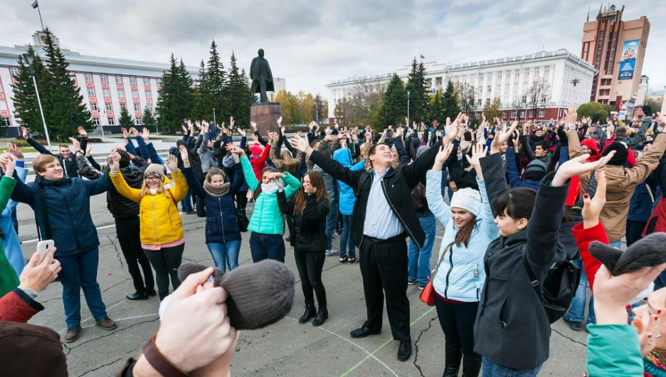 Флешмоб барнаульских студентов в честь дня рождения Владимира Путина.