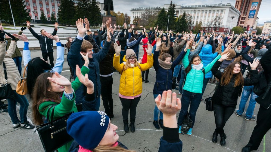 Флешмоб барнаульских студентов в честь дня рождения Владимира Путина.