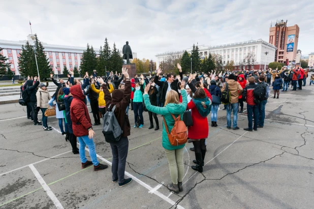 Флешмоб барнаульских студентов в честь дня рождения Владимира Путина.