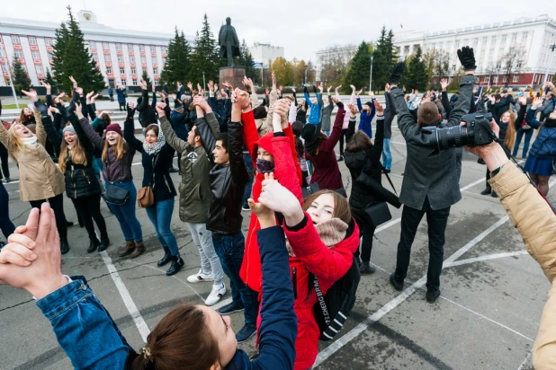 Флешмоб барнаульских студентов в честь дня рождения Владимира Путина.