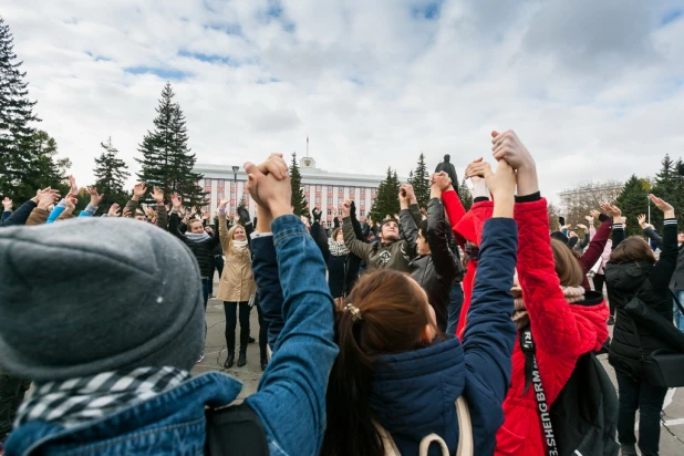 Флешмоб барнаульских студентов в честь дня рождения Владимира Путина.