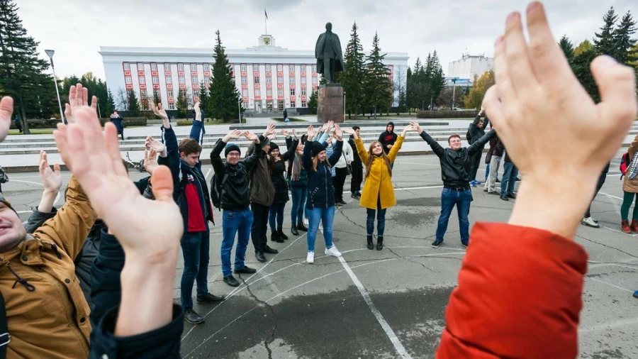 Флешмоб барнаульских студентов в честь дня рождения Владимира Путина.