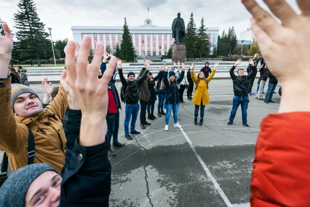 Флешмоб барнаульских студентов в честь дня рождения Владимира Путина.