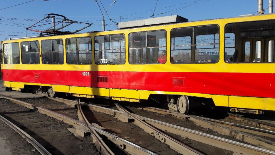 В Барнауле "развернуло" трамвай.