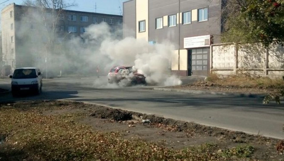 В Барнауле горел внедорожник.