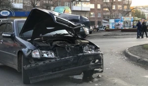 Столкнулись "Мерседес" и самодельный автомобиль.