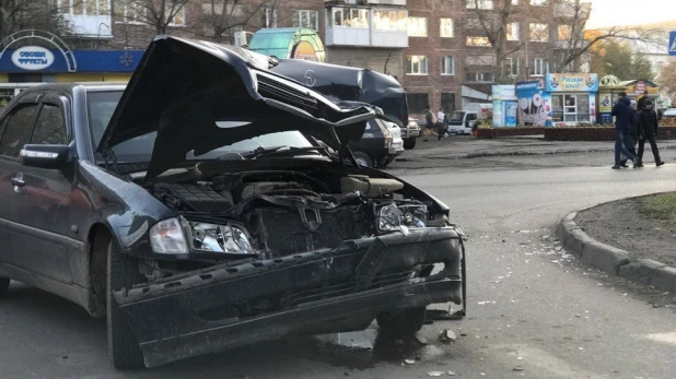 Столкнулись "Мерседес" и самодельный автомобиль.