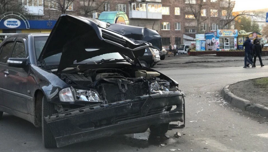 Столкнулись "Мерседес" и самодельный автомобиль.