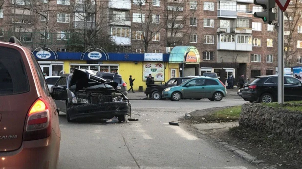 Столкнулись "Мерседес" и самодельный автомобиль.