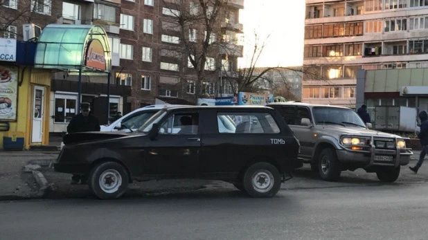 Столкнулись "Мерседес" и самодельный автомобиль.