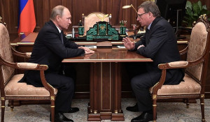 Владимир Путин и врио губернатора Омской области Александр Бурков.