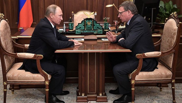 Владимир Путин и врио губернатора Омской области Александр Бурков.