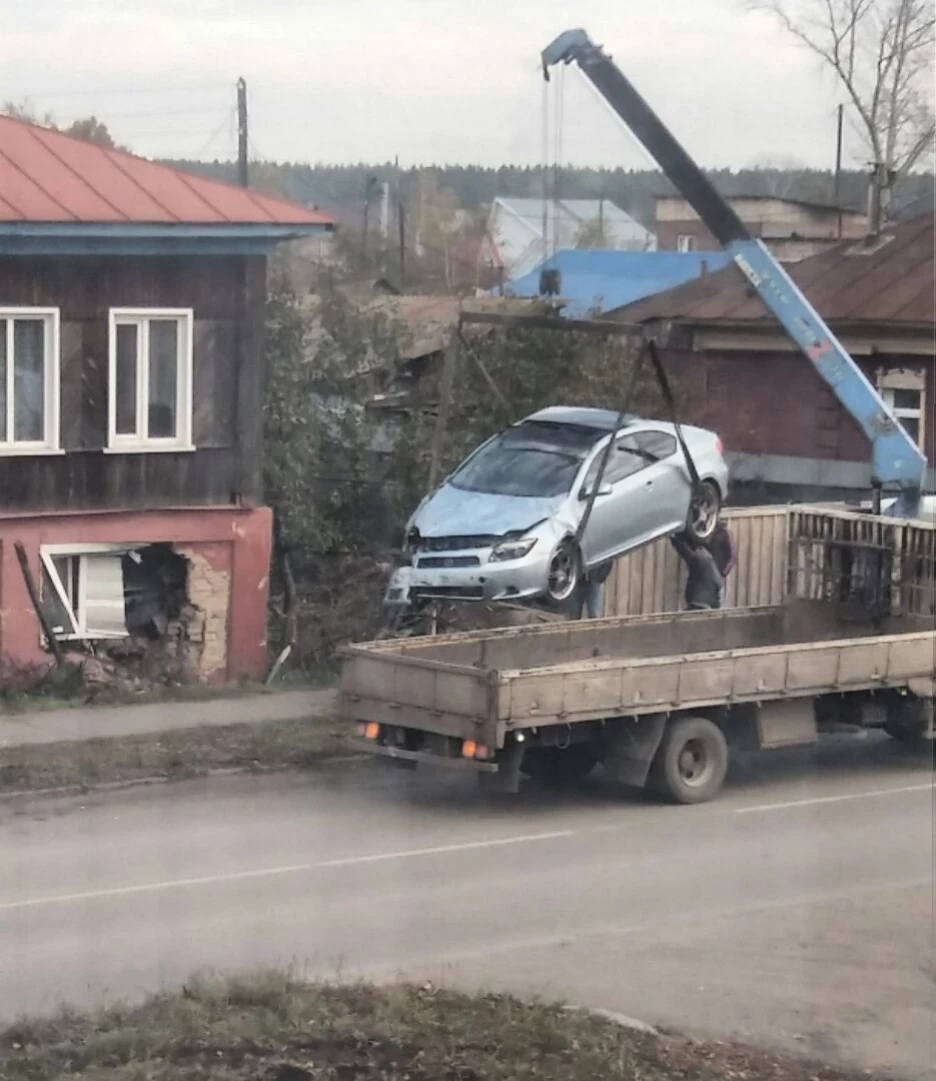 В Бийске автомобиль на скорости влетел в здание и перевернулся