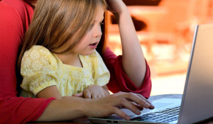 Женщина и ребенок перед ноутбуком. Интернет.