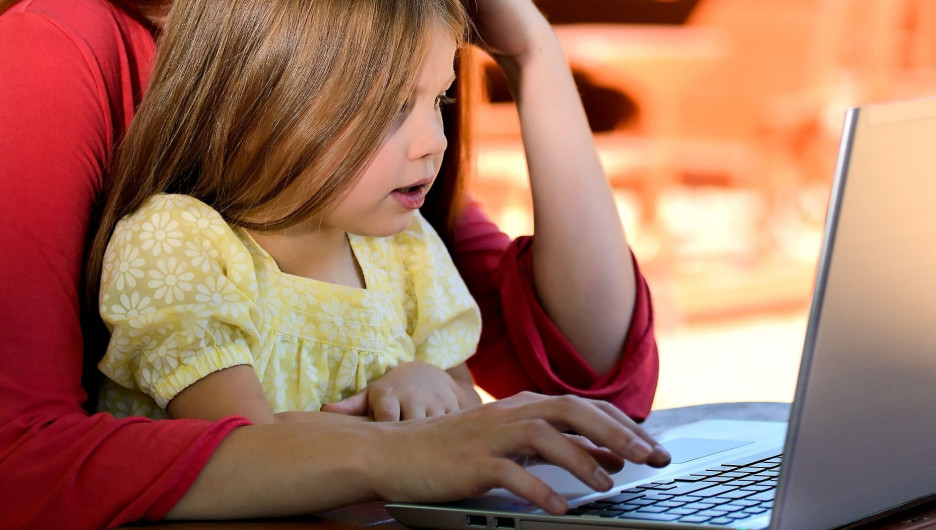 Женщина и ребенок перед ноутбуком. Интернет.